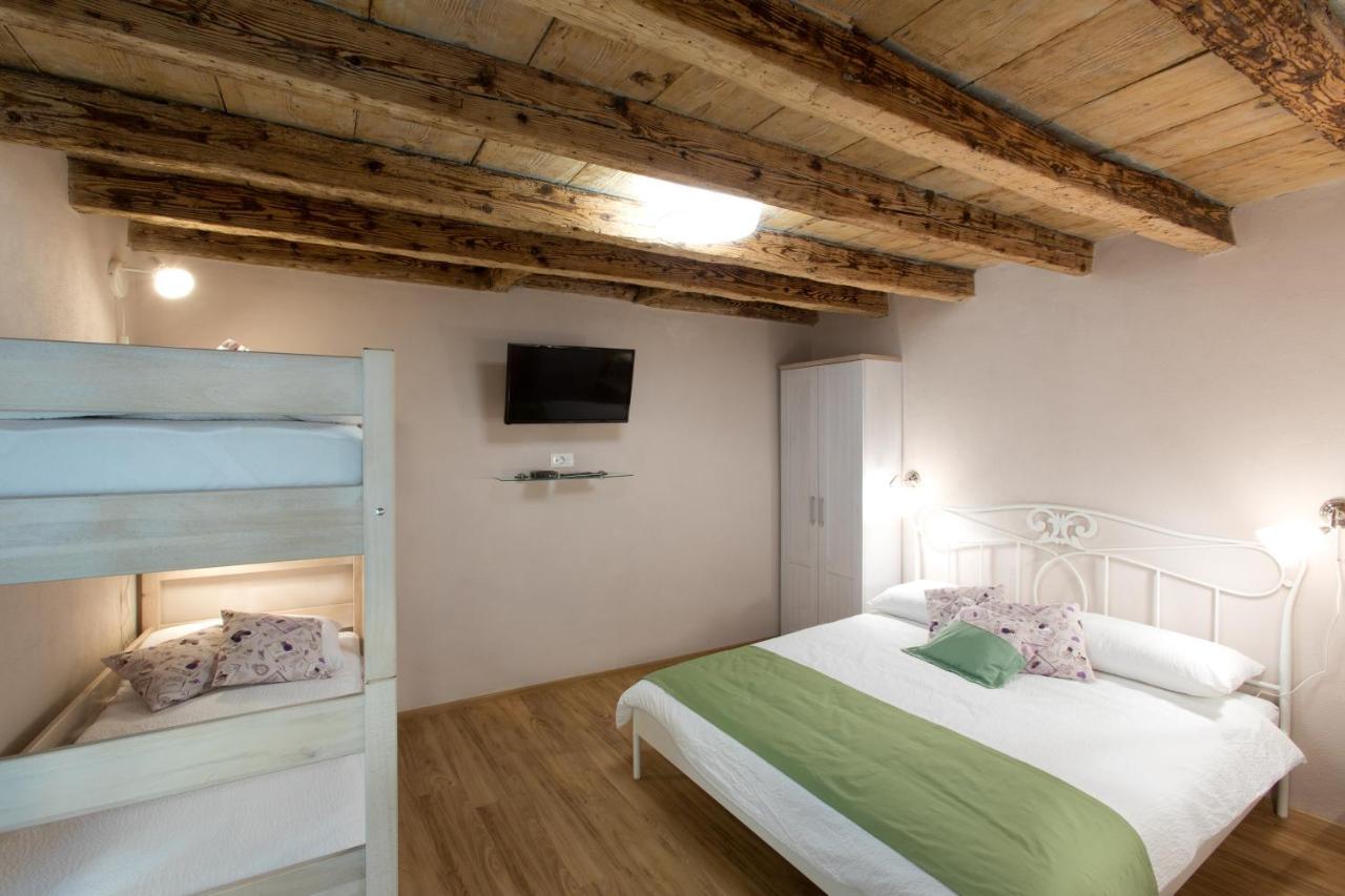 Guesthouse Centrum B&B Изола Экстерьер фото